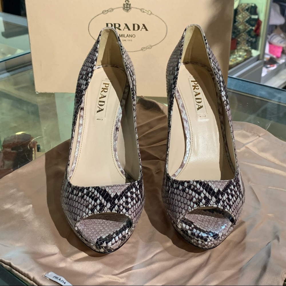 Prada St. Pitone Roccia Python Print Peep Toe Pum… - image 3